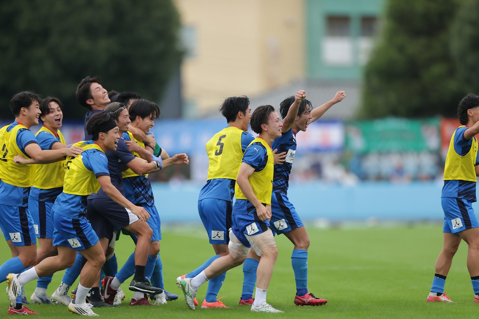 優勝を決めて歓喜する東京ユナイテッドFCの選手・スタッフ